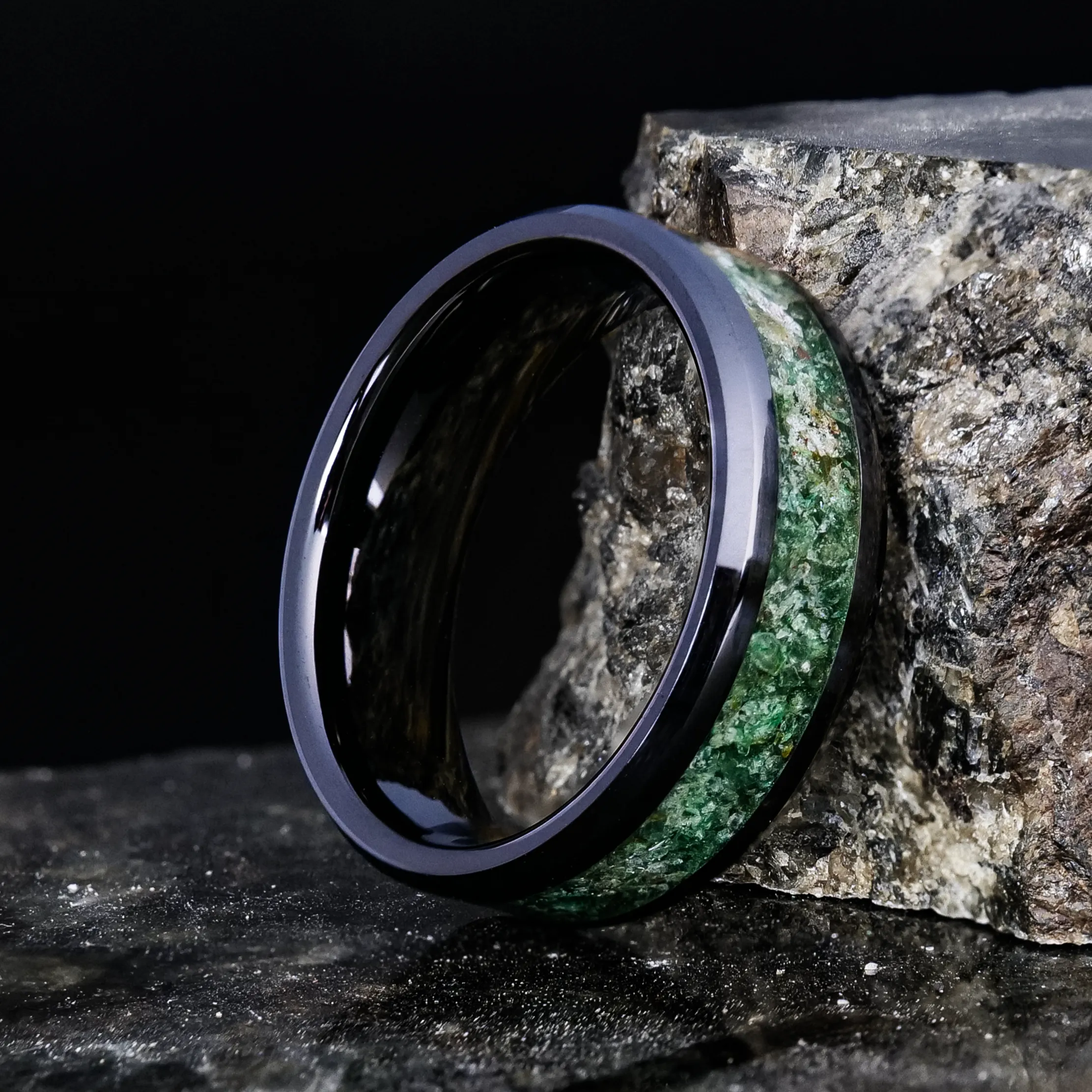 Emerald Glowstone Ring on Black Ceramic