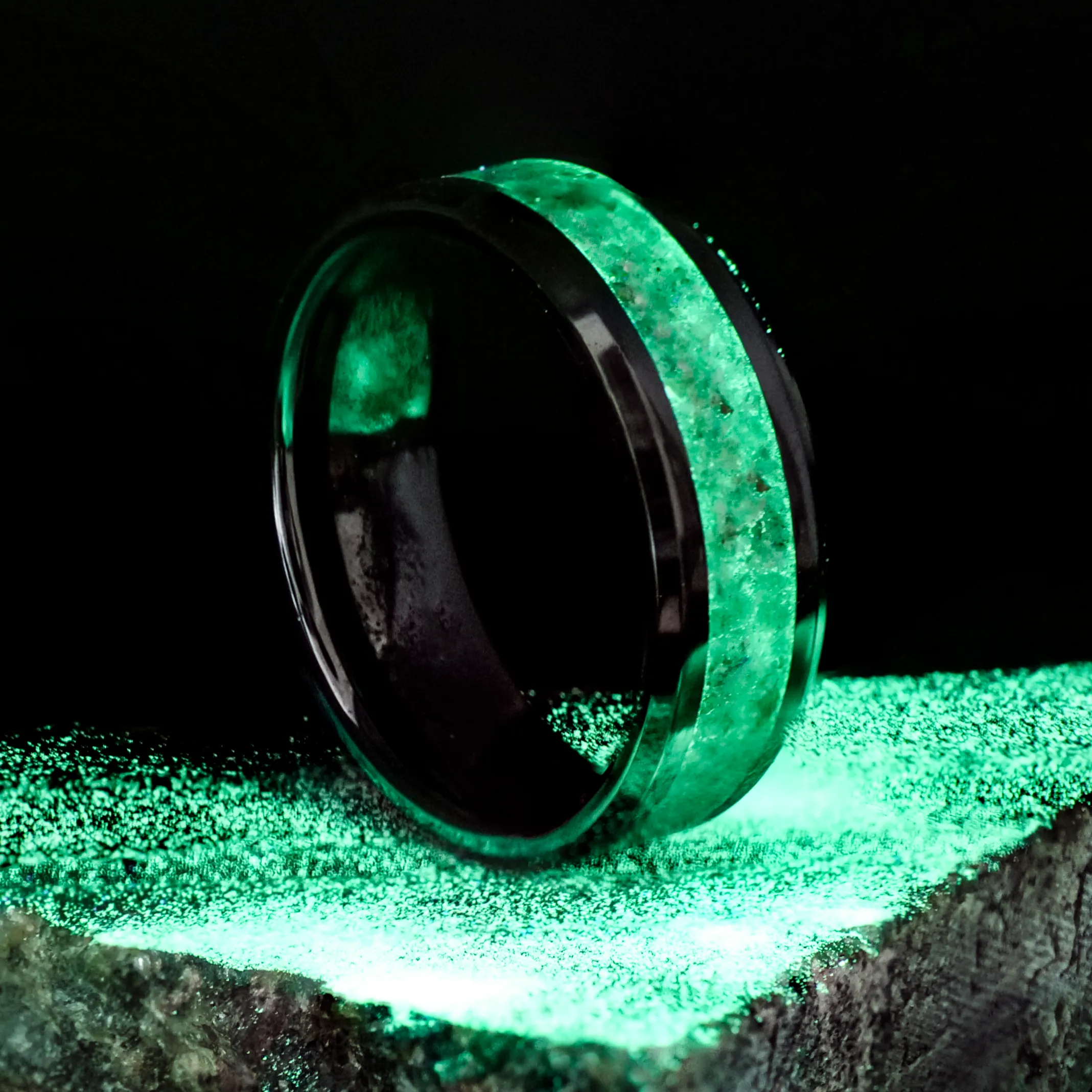 Emerald Glowstone Ring on Black Ceramic