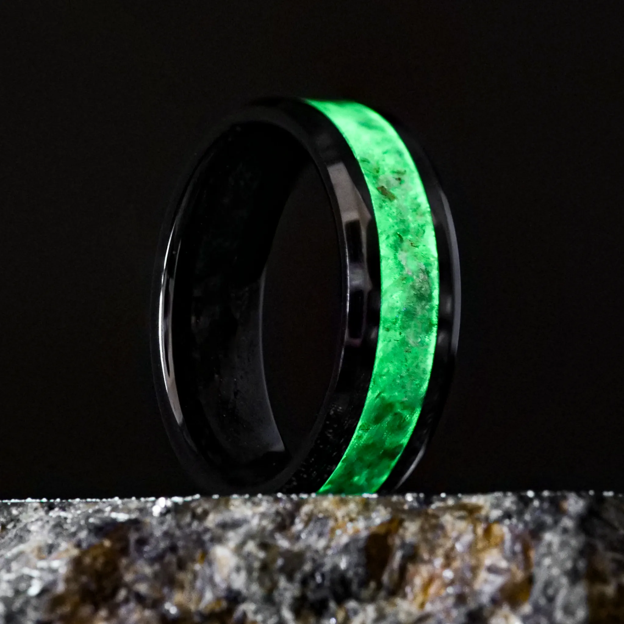 Emerald Glowstone Ring on Black Ceramic