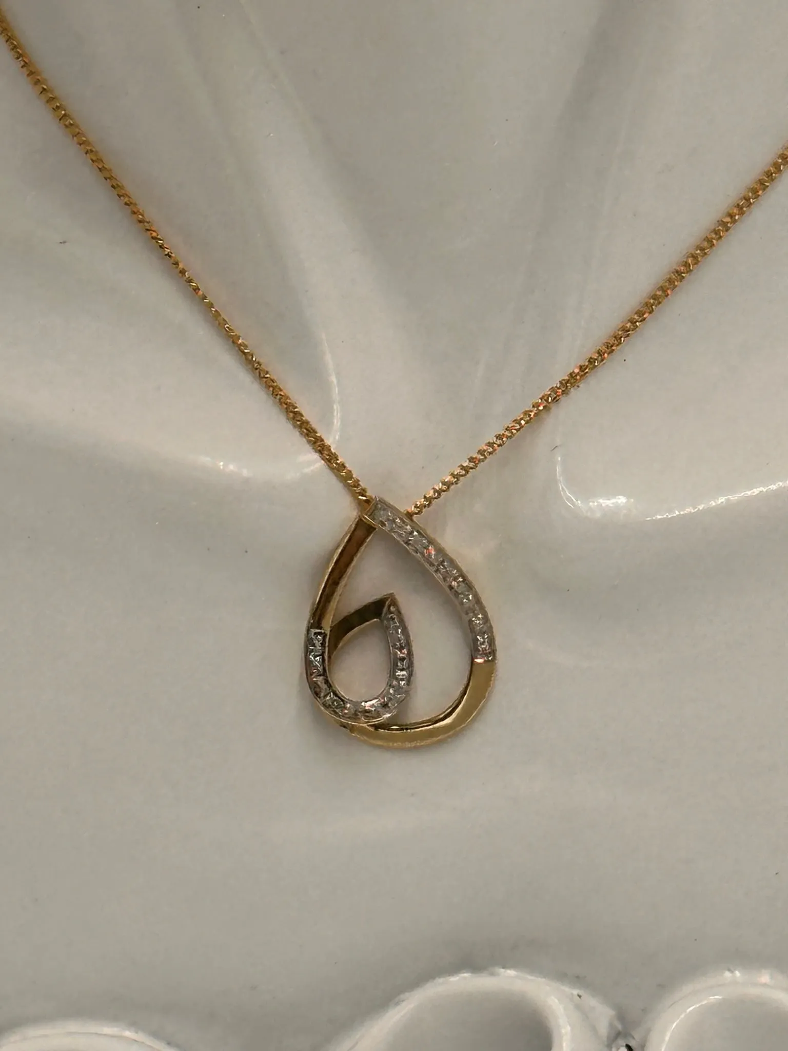 Exquisite 9ct Yellow Gold Diamond Curve Pendant Valentine's Day Special