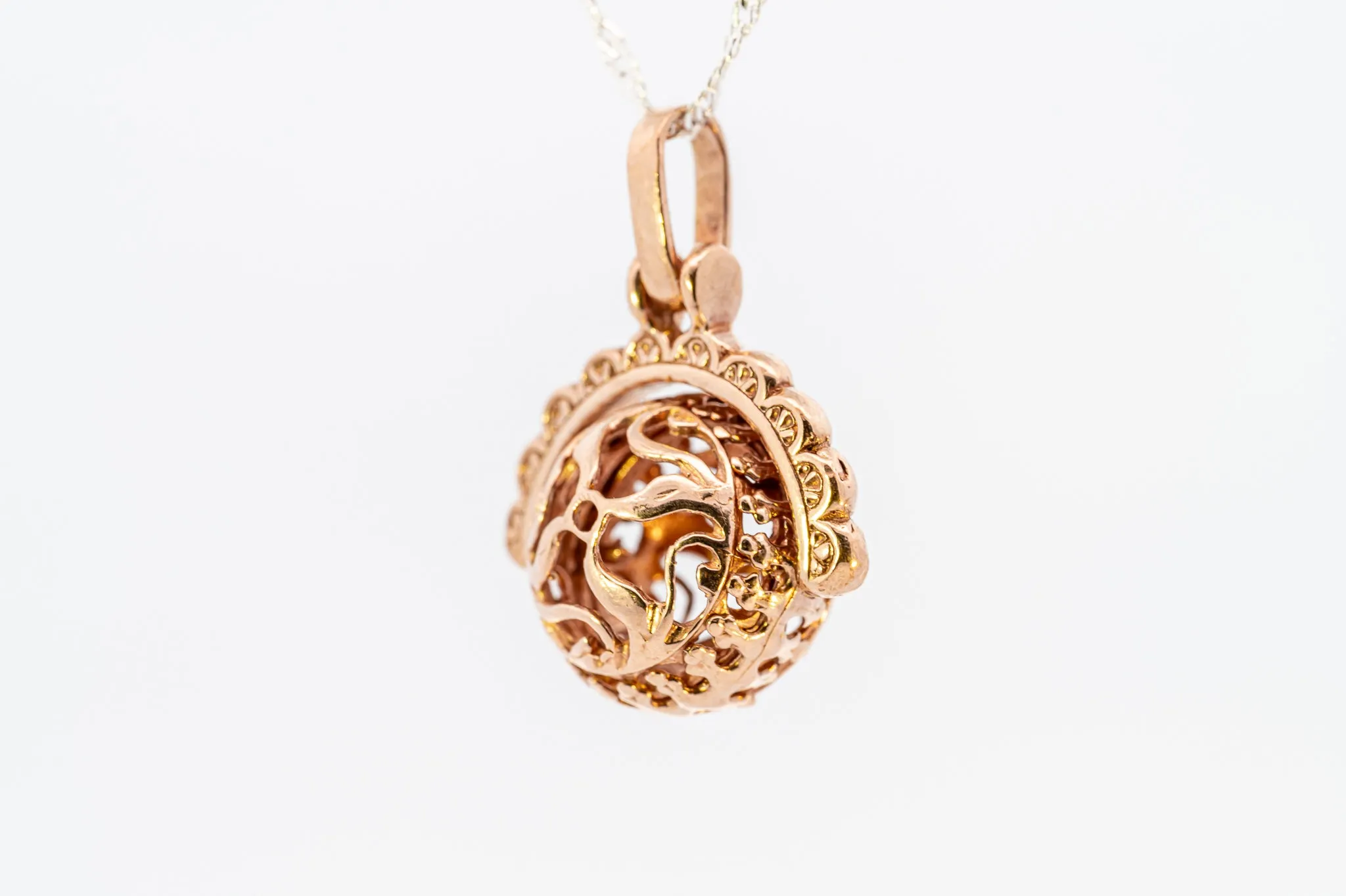 Luxurious 9ct Rose Gold Filigree Spinner Pendant