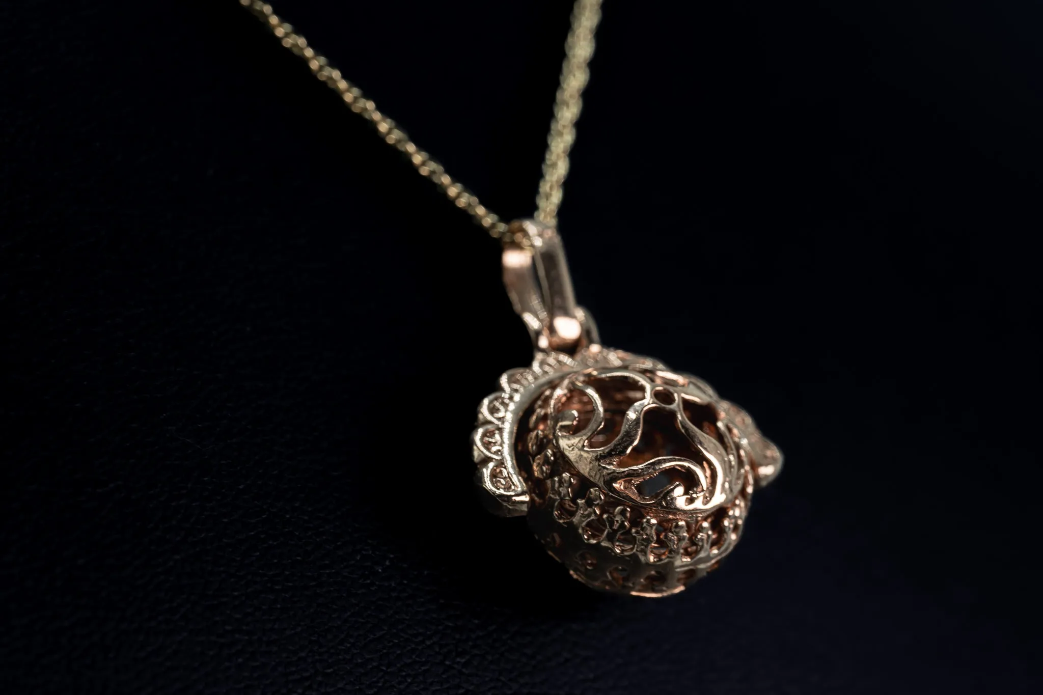 Luxurious 9ct Rose Gold Filigree Spinner Pendant