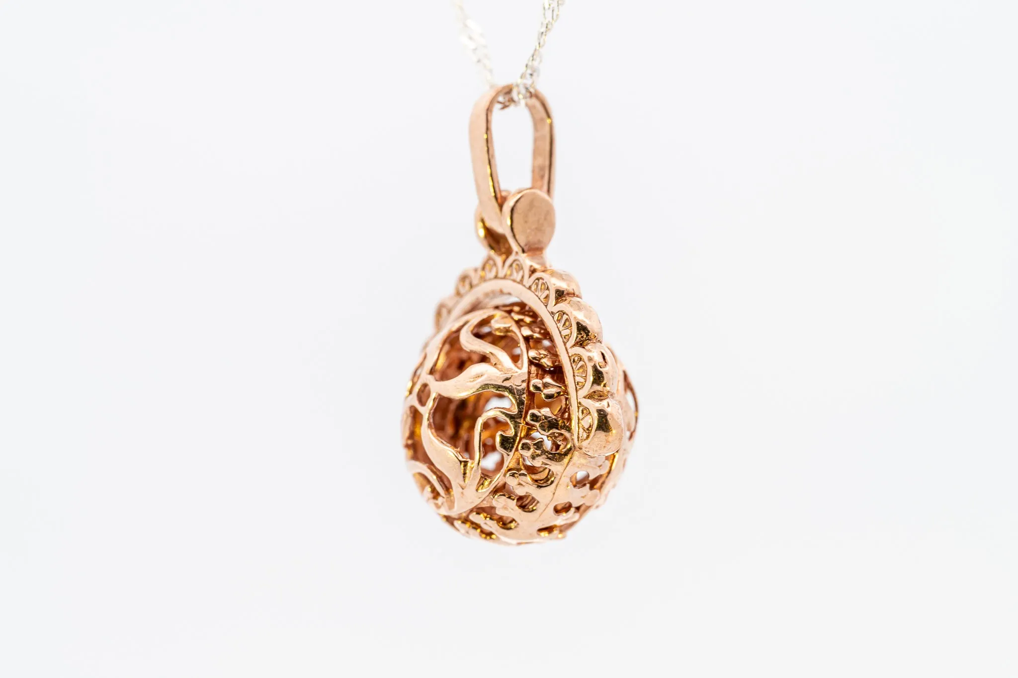 Luxurious 9ct Rose Gold Filigree Spinner Pendant