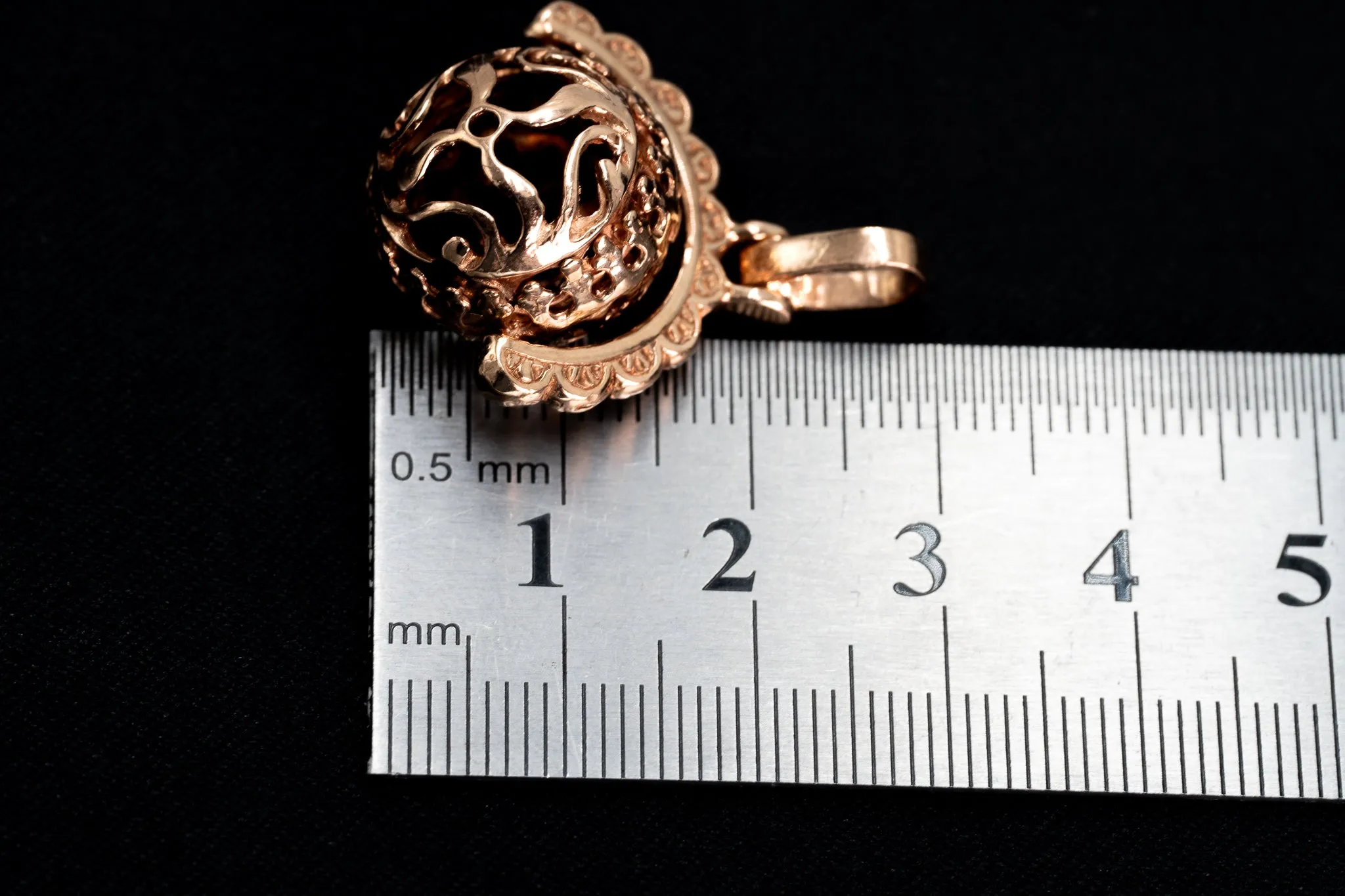 Luxurious 9ct Rose Gold Filigree Spinner Pendant