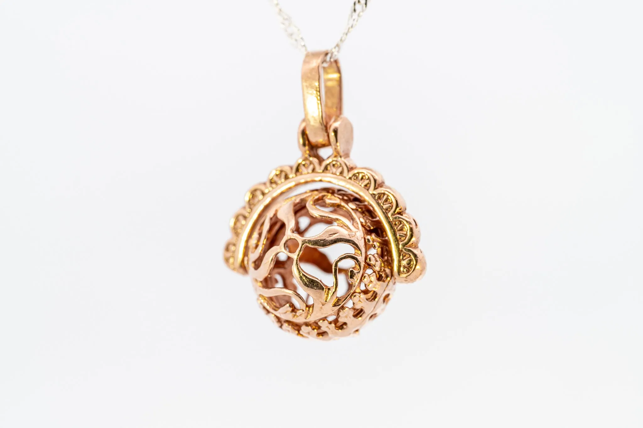 Luxurious 9ct Rose Gold Filigree Spinner Pendant