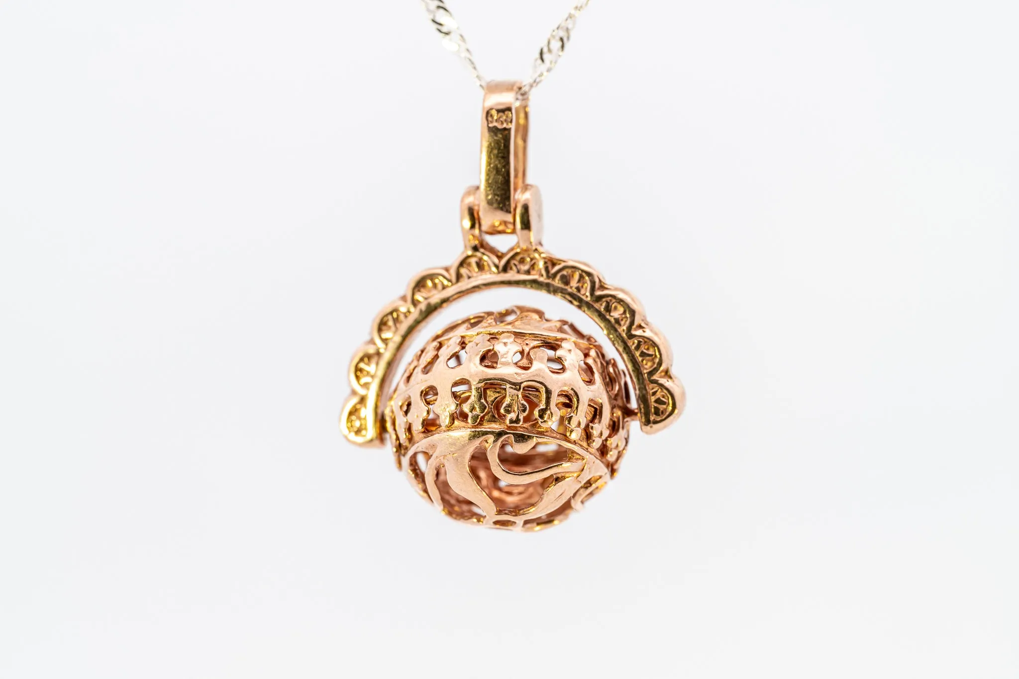 Luxurious 9ct Rose Gold Filigree Spinner Pendant