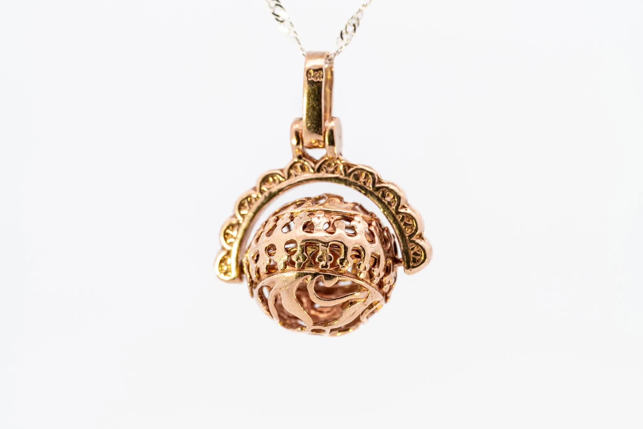 Luxurious 9ct Rose Gold Filigree Spinner Pendant