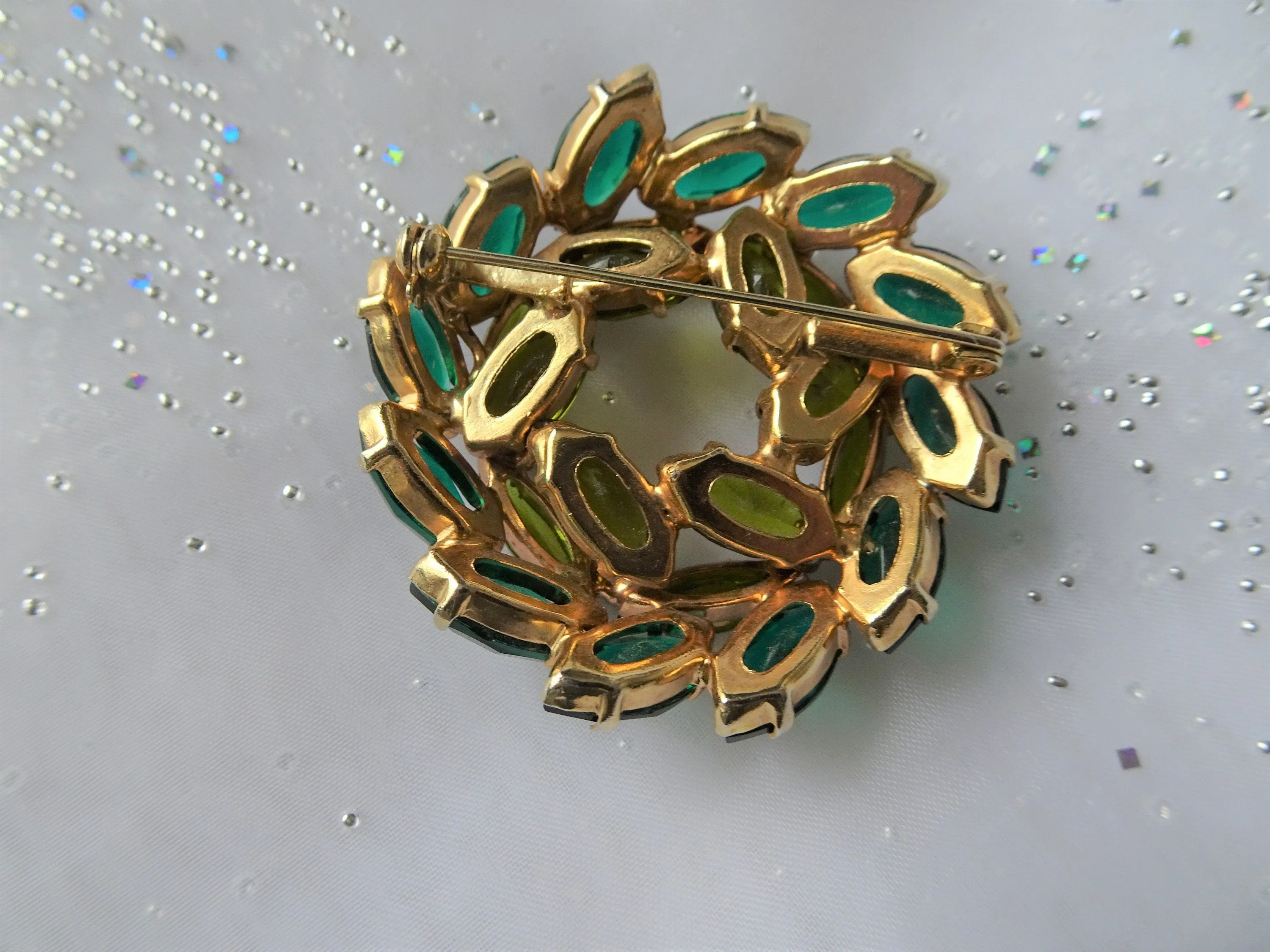 STUNNING Mid Century Art Glass Brooch,Sparkling Emerald Green, Olive Green Crystal Rhinestones, Dazzling Design,Collectible Vintage Jewelry