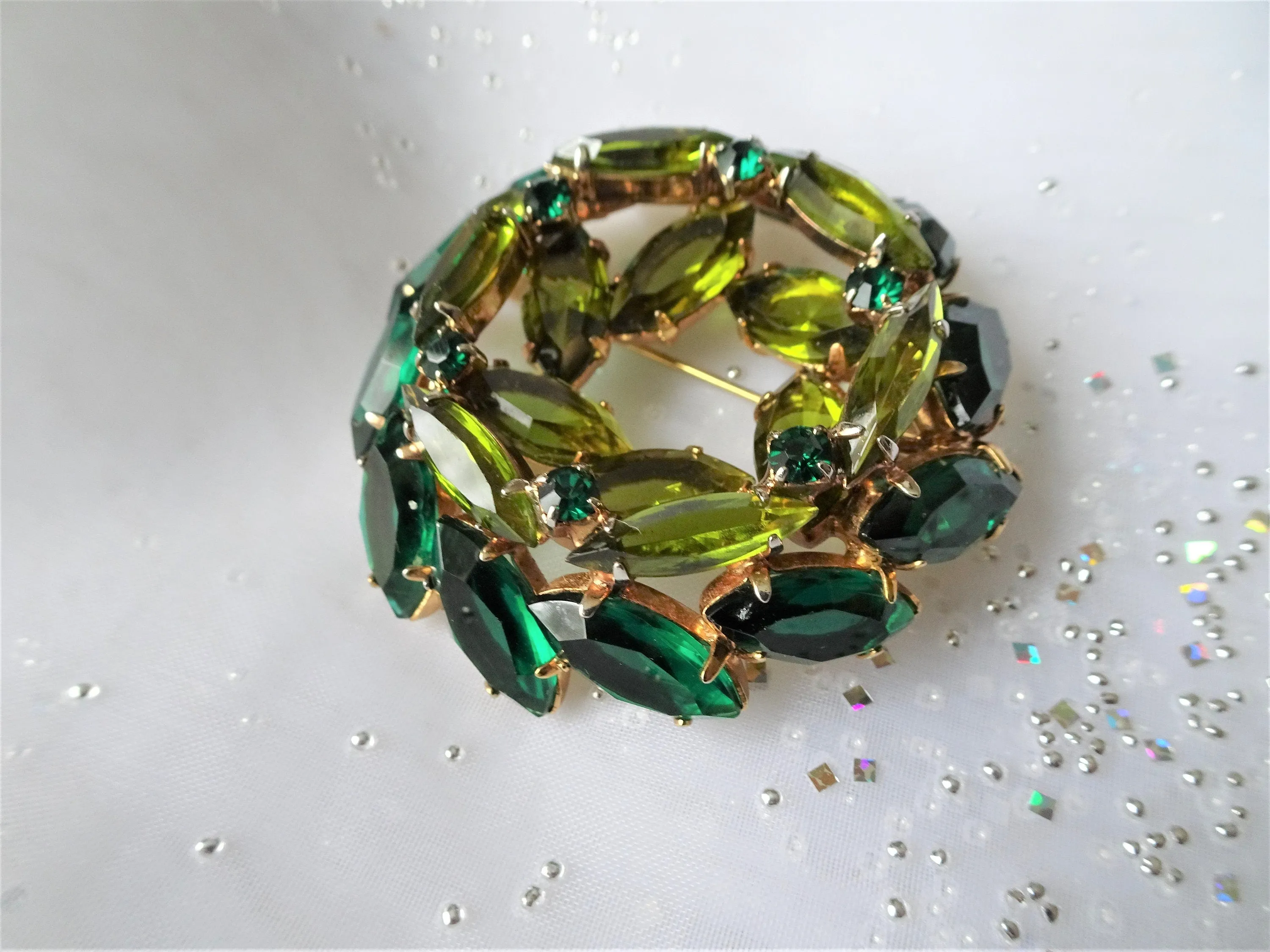 STUNNING Mid Century Art Glass Brooch,Sparkling Emerald Green, Olive Green Crystal Rhinestones, Dazzling Design,Collectible Vintage Jewelry